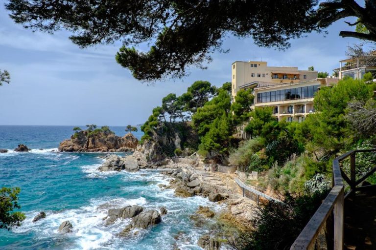 Vistas al mar y acantilado rocoso del Hotel Cap Roig & Spa by Brava Hoteles en la Costa Brava