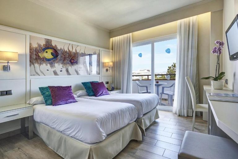 Habitación doble con terraza y vistas al mar en el Grupotel Maritimo, decoración marina