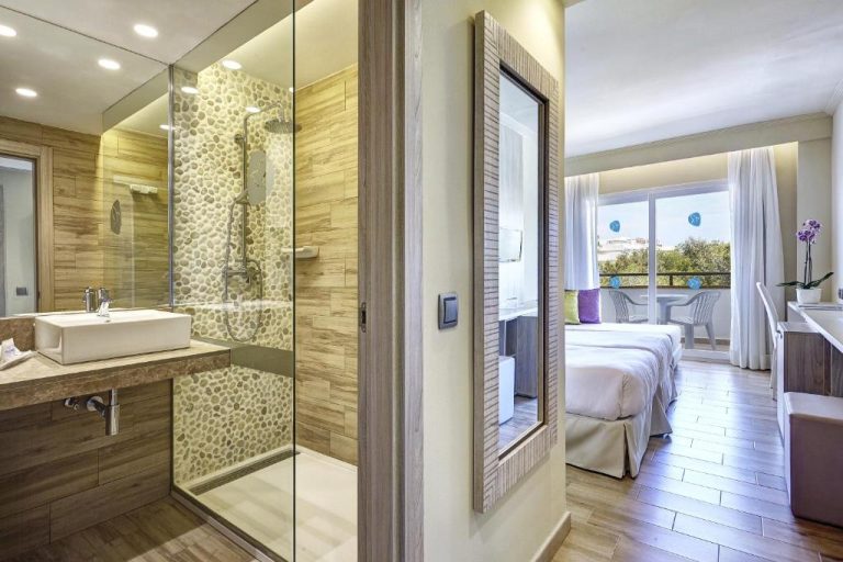 Baño moderno con ducha de piedra y habitación doble con balcón en Grupotel Maritimo