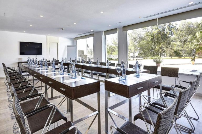 Sala de reuniones y conferencias con mesas en U del Grupotel Maritimo con vistas al jardín