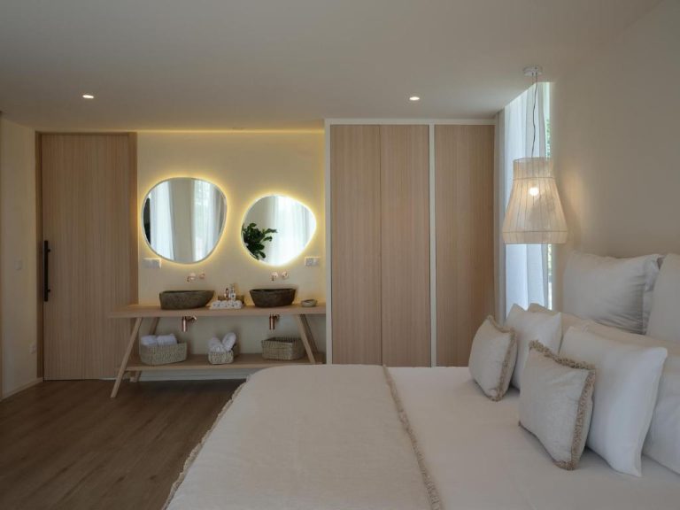 Habitación doble con baño integrado y doble lavabo en Retiro Costiña Wellness & Villas