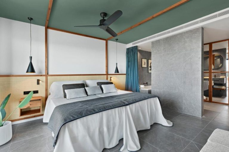 Habitación doble moderna con techo verde y ventilador de techo en Aubamar Palma Resort