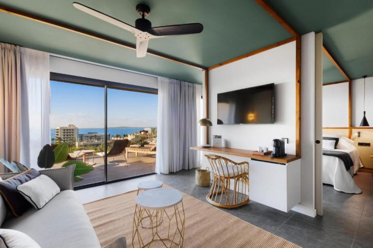 Suite moderna con salón, terraza y vistas al mar en Aubamar Palma Resort Mallorca