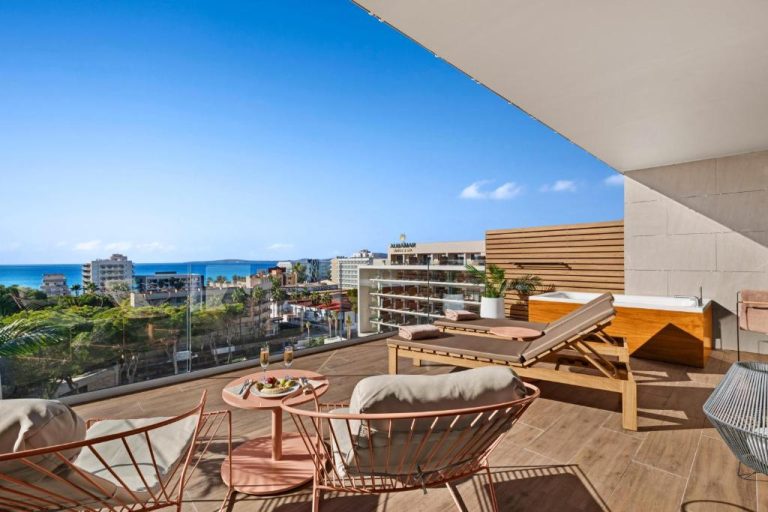 Terraza privada con jacuzzi y tumbonas con vistas al mar en Aubamar Palma Resort