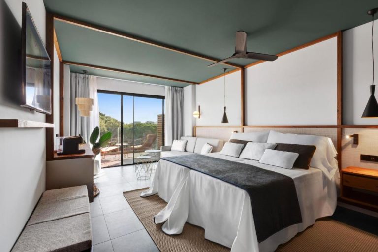 Habitación doble con cama king, techo verde y terraza con vistas al jardín en Aubamar Palma Resort
