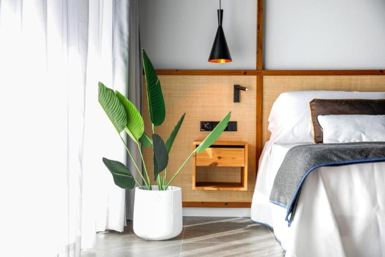 Habitación doble con cama y planta tropical en el Aubamar Palma Resort