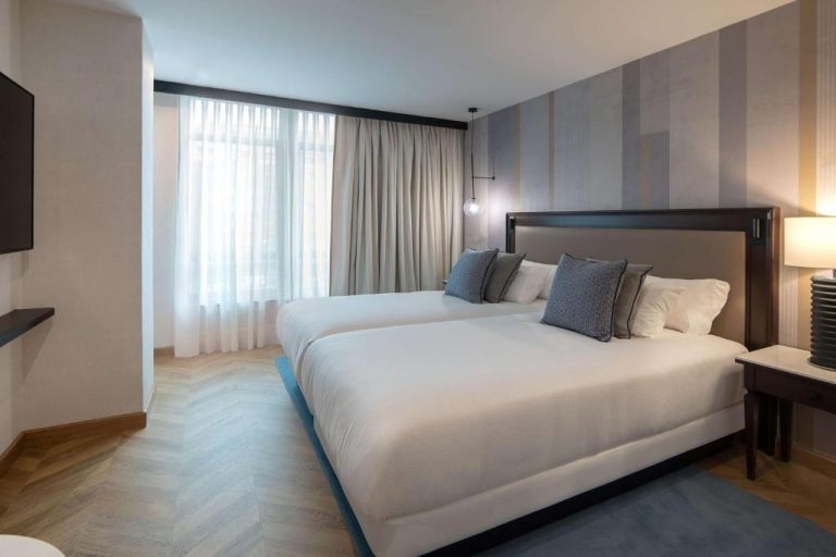 Habitación doble superior con dos camas y decoración moderna en el Hyatt Regency Hesperia Madrid