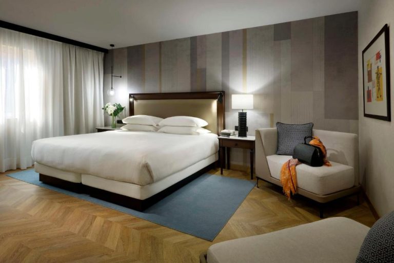 Habitación deluxe con cama king size y suelo de parqué en Hyatt Regency Hesperia Madrid
