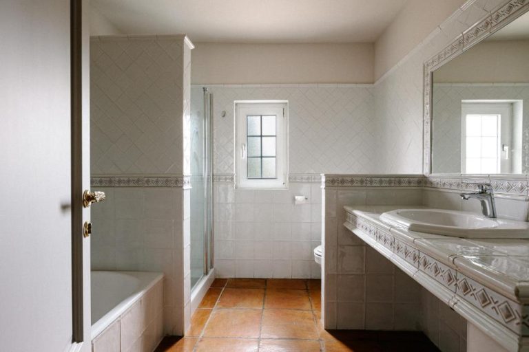 Baño completo con bañera, ducha y lavabo en Hotel Finca El Peregrino