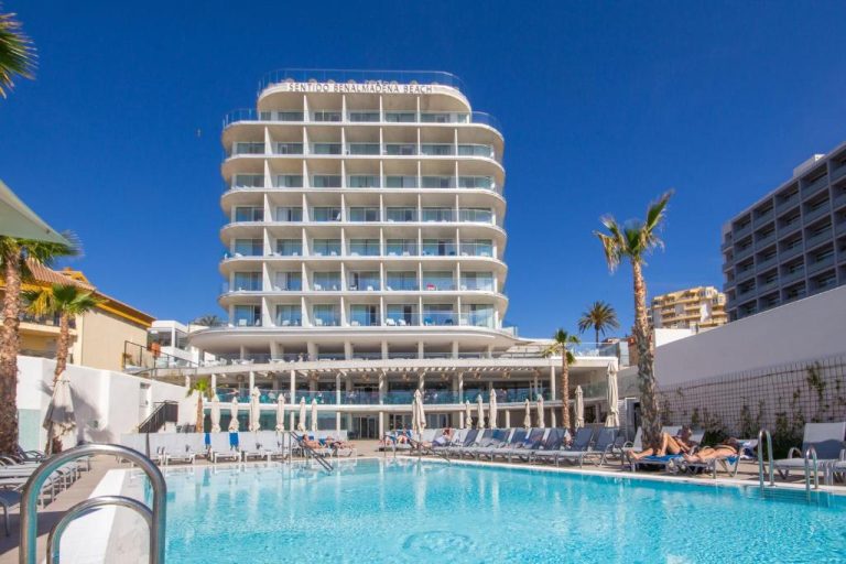 Piscina exterior con tumbonas y vistas a la fachada del Spirit Hotel Benalmádena Beach en Málaga