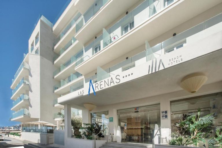 Fachada exterior del Hotel Las Arenas Beach Hotels de 4 estrellas con balcones y entrada principal
