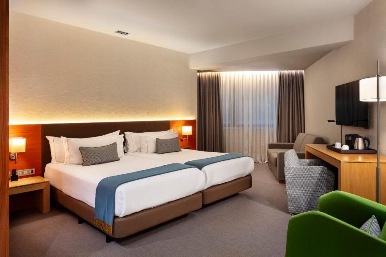 Habitación doble superior con cama king size y decoración moderna en The Artist Grand Hotel of Art