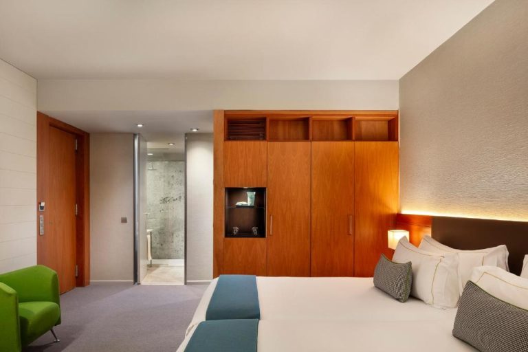 Habitación deluxe con cama doble y armario de madera en The Artist Grand Hotel of Art