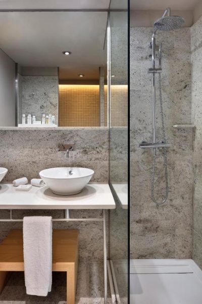 Baño moderno con ducha de lluvia y lavabo sobre encimera en The Artist Grand Hotel of Art