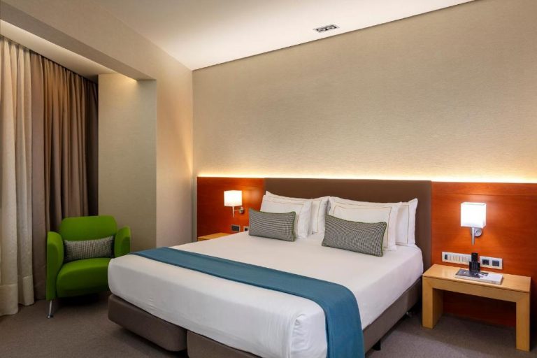Habitación doble con cama king size y decoración moderna en The Artist Grand Hotel of Art