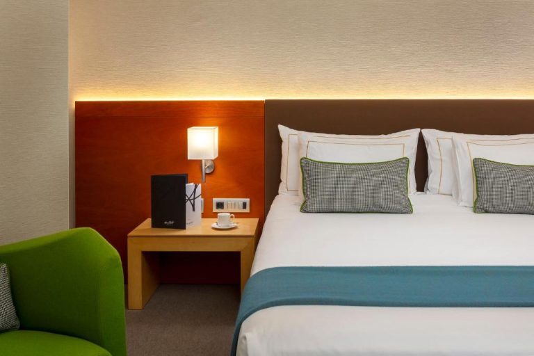 Habitación doble de lujo con cama king size y decoración moderna en The Artist Grand Hotel of Art