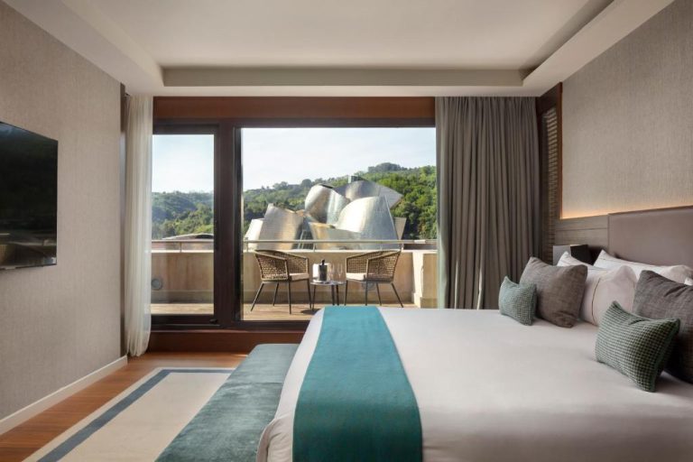 Habitación de lujo con cama doble y vistas al Museo Guggenheim en The Artist Grand Hotel of Art Bilbao