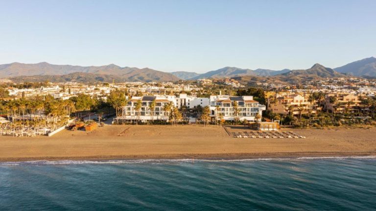 Vista aérea del METT Hotel Marbella Estepona con acceso directo a la playa y montañas al fondo