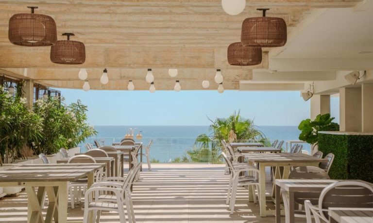 Terraza restaurante con vistas al mar del Spirit Hotel Benalmádena Beach con mesas y ambiente mediterráneo