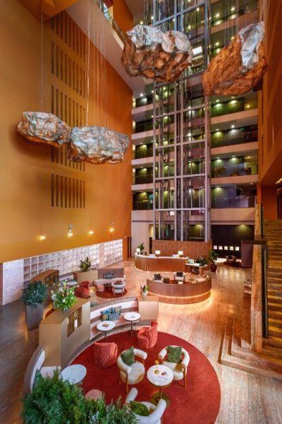 Espectacular lobby del Hotel Meliá Bilbao con rocas suspendidas y atrio de varios pisos
