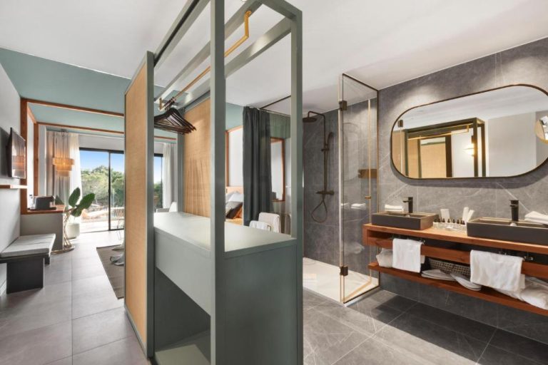 Baño moderno con ducha, doble lavabo y vestidor integrado en Aubamar Palma Resort