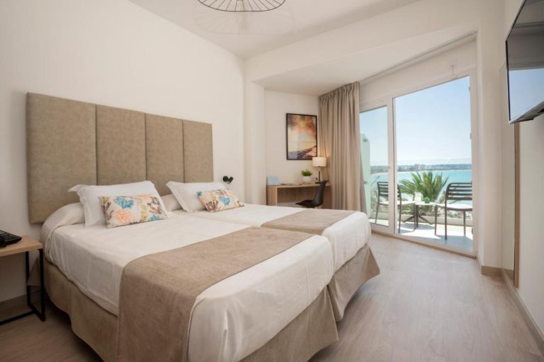 Habitación doble con camas twin y balcón con vistas al mar en Hotel Las Arenas