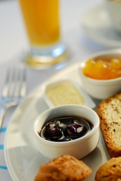 Desayuno del Kos Aktis Art Hotel con mermelada, mantequilla, pan tostado y zumo de naranja