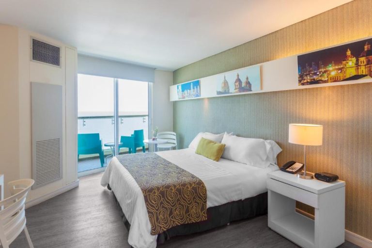 Habitación doble con balcón y vista al mar en el Hotel GHL Corales de Indias Cartagena