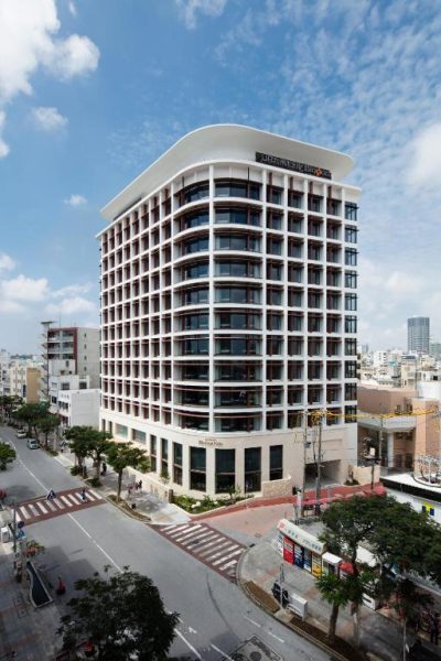 Fachada exterior del JR Kyushu Hotel Blossom Naha con su moderna arquitectura urbana en Okinawa