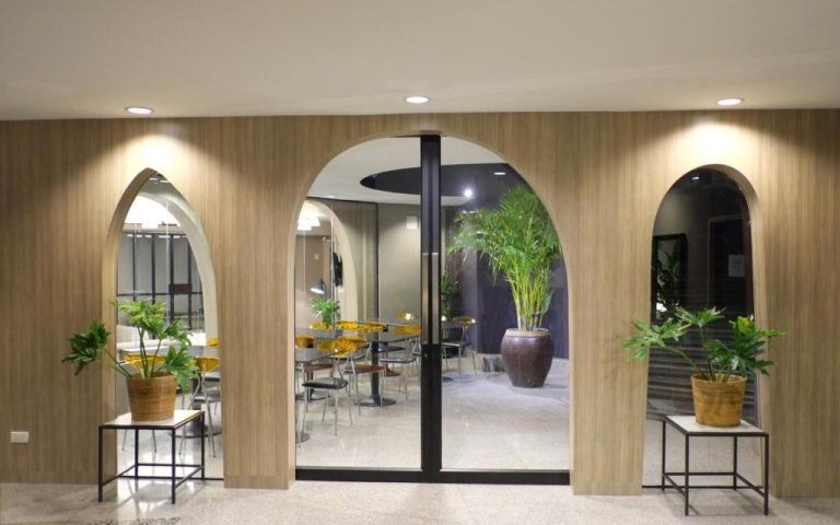 Entrada principal con arcos decorativos y plantas del I Pavilion Hotel Phuket en Tailandia