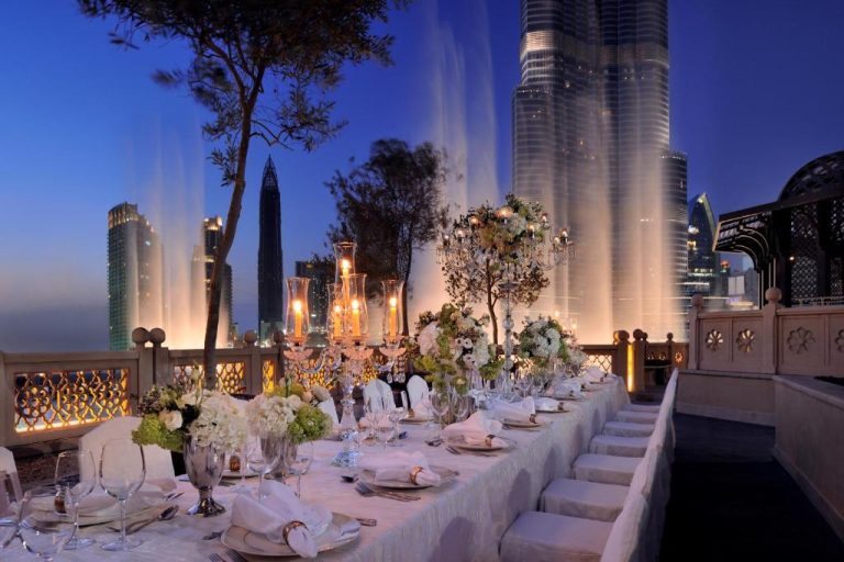 Terraza de cena de gala en Palace Downtown Dubai con vistas al Burj Khalifa y fuentes danzantes