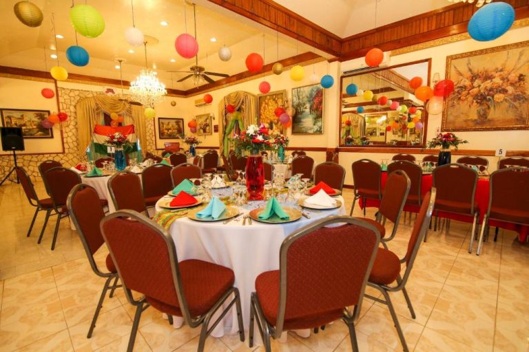 Salón de eventos del Rayon Hotel decorado con globos de colores y mesas redondas para celebraciones
