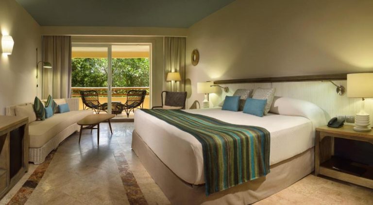 Habitación deluxe con cama king size, terraza privada y vistas a la selva en Catalonia Royal Tulum