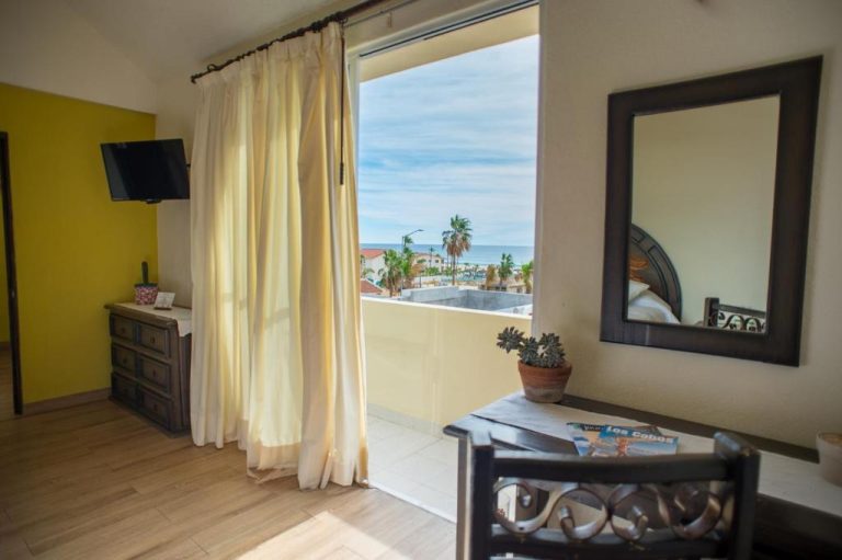 Habitación con balcón y vista al mar con palmeras en Marisol Hotel Boutique Los Cabos