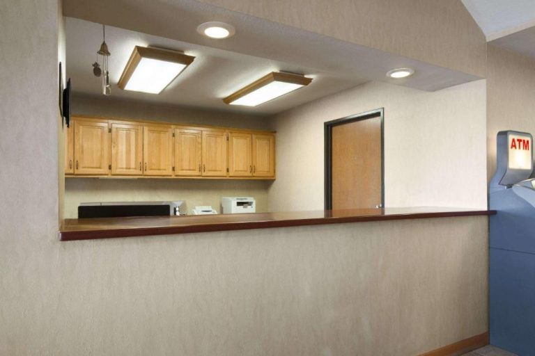 Mostrador de recepción con cajero ATM en el Super 8 by Wyndham Cuba