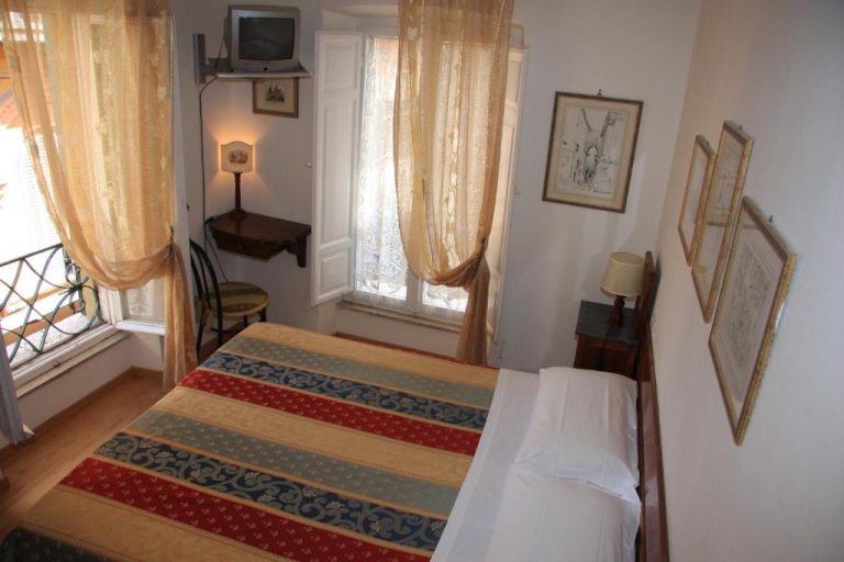 Habitación doble clásica con cama matrimonial y decoración vintage en el Hotel Morlacchi