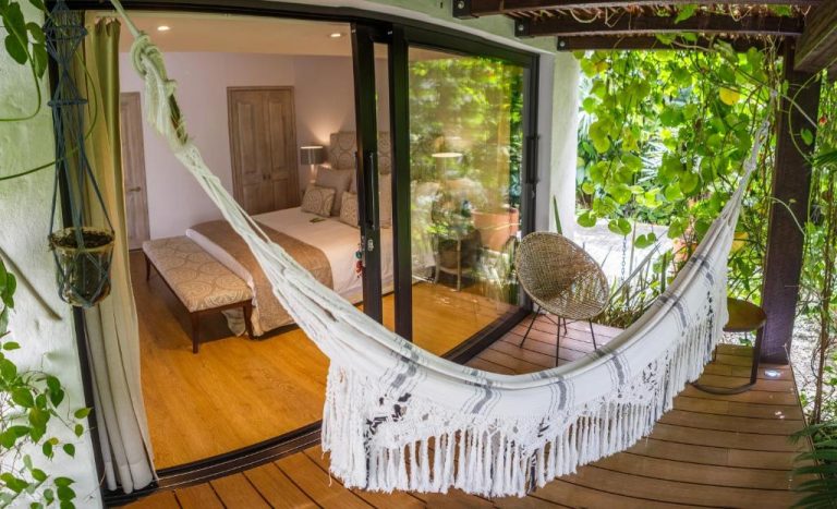 Terraza con hamaca y vegetación tropical del Hotel Patio del Mundo con acceso directo a habitación