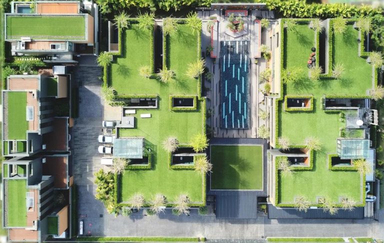 Vista aérea de los jardines y piscina exterior del hotel Glam Habitat SHA Extra Plus