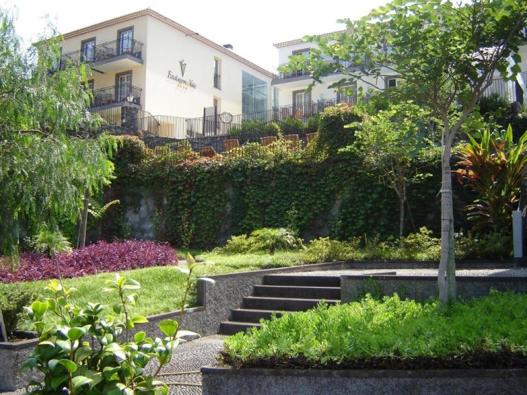 Jardines exteriores con escaleras y vegetación del Estalagem do Vale en Madeira