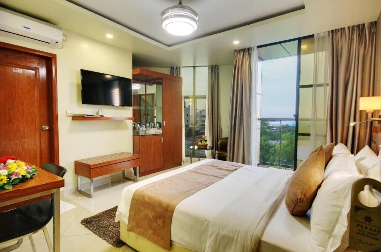 Habitación deluxe con cama doble, televisión y balcón con vista al exterior en Unima Grand