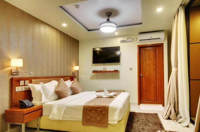 Habitación doble superior con cama king size y televisión en el Hotel Unima Grand