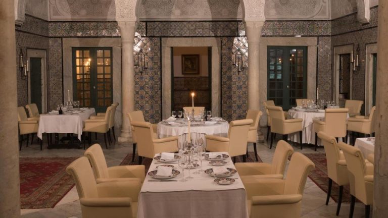 Elegante restaurante interior con decoración árabe y mesas con velas del Dar El Jeld Hotel and Spa