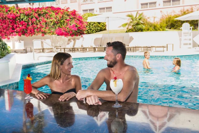 Pareja disfrutando de cócteles en el bar de la piscina del Comfort Suites Paradise Island