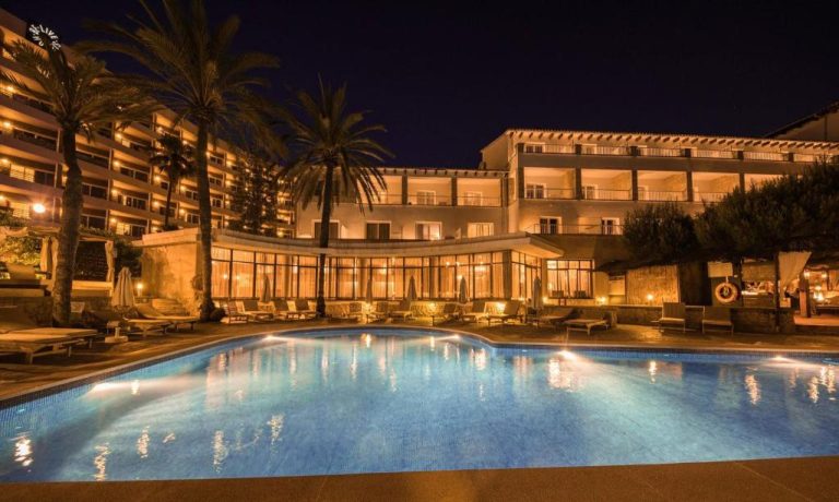 Piscina exterior iluminada de noche en el Be Live Adults Only La Cala Boutique Hotel