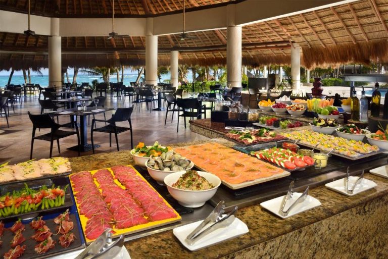 Amplio buffet con variedad de mariscos y ensaladas en el restaurante frente al mar del Catalonia Royal Tulum