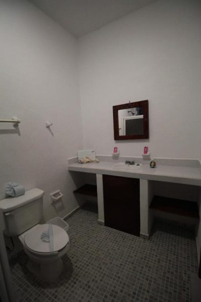 Baño privado con lavabo doble, espejo y aseo de las Villas Roseliz
