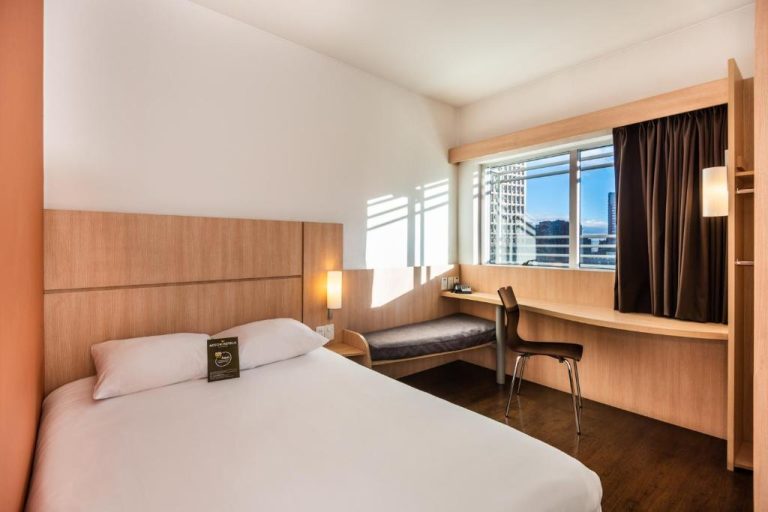 Habitación doble con escritorio y vista a la ciudad en el hotel ibis Bogotá Museo