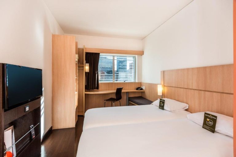 Habitación doble con dos camas y escritorio en el Hotel ibis Bogotá Museo