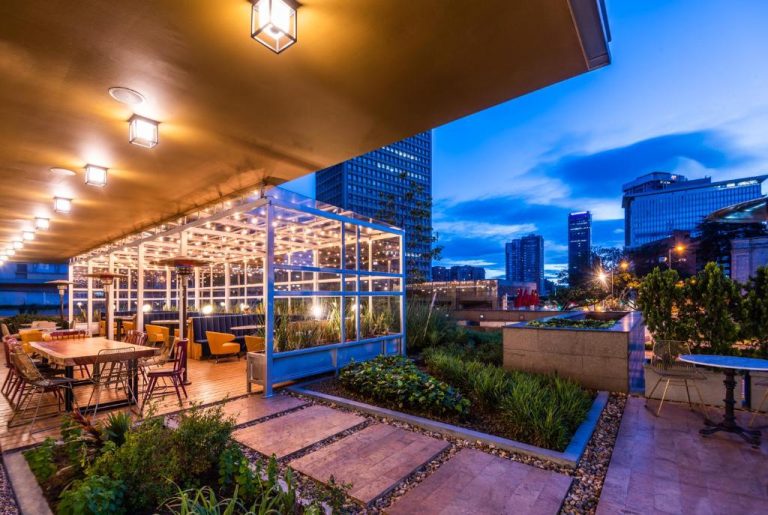 Terraza bar restaurante del ibis Bogota Museo con jardines iluminados y vistas a la ciudad de noche