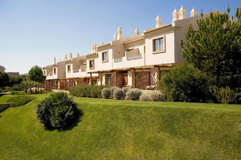 Jardines exteriores con césped y vegetación del Grande Real Santa Eulalia Resort & Hotel Spa en Algarve